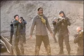 Lorsqu'ils sont sur le champ de mines pour aller à la cité des lumières, combien de personnes reste-t-il ?