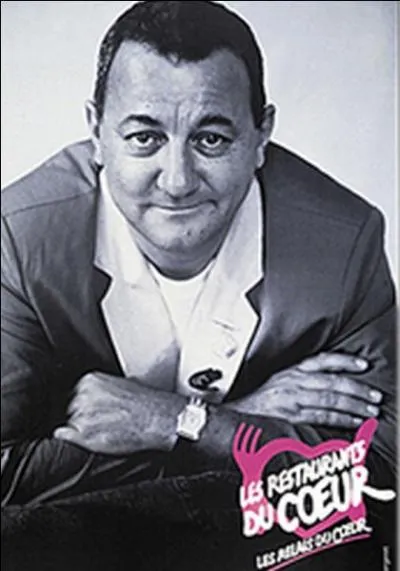 Coluche photographié aux toilettes pour la célèbre photo des Restos du cur.