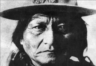 Trouvez la personnalité qui s'opposa à Sitting Bull, chef indien défenseur des siens contre les colons américains, personnalité américaine qui de ce fait, trouva la mort !