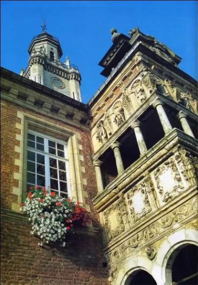 Qui fonda la ville de Hesdin dans le Pas-de-Calais où vous pouvez voir un élégant hôtel de ville qui fut autrefois la demeure de Marie de Hongrie ?