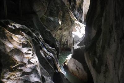 Quelles sont ces superbes gorges de Haute-Savoie, creusées dans le calcaire jurassique non loin du hameau du Jotty où les eaux tourbillonnent dans des marmites de géant ?