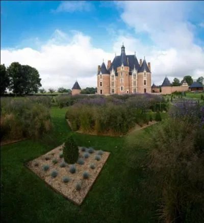 Dans quel département aurez-vous l'occasion de découvrir le château de Martainville construit de briques et pierres et renfermant un intéressant musée d'art populaire ?