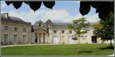 Dans quel département se trouve le château du Bouilh dont le plan fut réalisé par Victor Louis pour le marquis de La Tour du Pin en 1786 ?