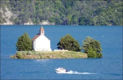 Quelle chapelle est isolée sur une île du lac de Serre-Ponçon près de Chorges dans les Hautes-Alpes ?