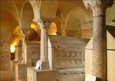 Dans quel département devrez-vous vous rendre pour visiter Jouarre où dans la crypte Saint-Paul vous verrez plusieurs sarcophages ?