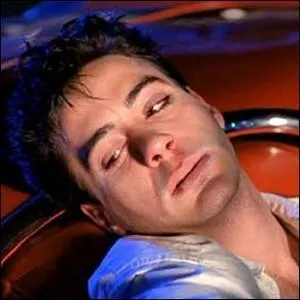 En 1987, il change radicalement de registre dans le film "Neige sur Beverly Hills" dans lequel il incarne un jeune toxicomane. De quel roman ce film est-il l'adaptation ?