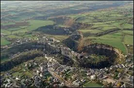 Construit autour du méandre de la rivière Dourdou, qui se nomme le Trou de Bozouls, le village midi-pyrénéen de Bozouls se situe dans le département ...