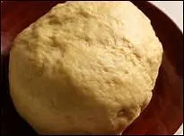 Lorsque l'on prépare une pâte ----- pour la brioche, on doit la -----, la ----- reposer avant de la cuire dans un moule.