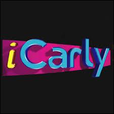Carly décide de créer un site nommé iCarly. Mais que veut dire "iCarly" ?