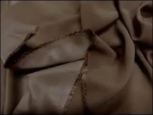 Quelle étoffe de satin a une surface d'un grain non lisse ?