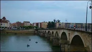 De quel département la ville de Mâcon est-elle la préfecture ?