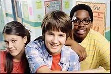 Quand il s'agit de survivre au collège, milieu hautement hostile, il faut déployer beaucoup d'ingéniosité, de stratégie et de débrouillardise, et rédiger un guide ! 
Quel est le titre de cette série dans laquelle jouent un rappeur, une actrice et un acteur américains ?