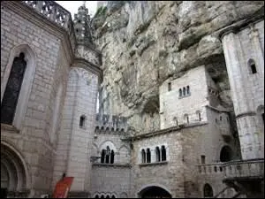 Ce village de la région Midi-Pyrénées se situe dans un cadre splendide creusé dans une gorge de l'Alzou. Il est accroché à des pentes vertigineuses qui donnent tout leur sens à la montée quand on en grimpe les escaliers ! Son aura religieuse en fait un site de première importance.
