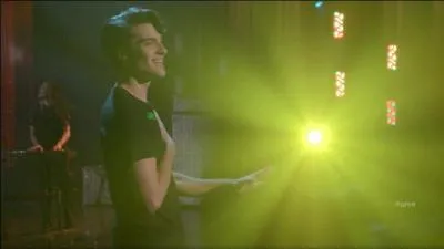 Quel titre reprend Mason à la Bar Mitzvah de Myron ?