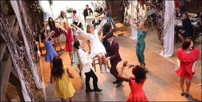 Quelle chanson reprend Artie au double mariage ?