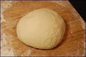 Tout le monde me connaît ! Ma préparation consiste à "jeter" toutes sortes d'ingrédients sur une pâte étalée dans une tôle. On m'enfourne ensuite au four et bon appétit ! Je suis aussi un plat italien.