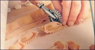 Je suis une sorte de pâte fourrée à la viande. On peut me faire baigner dans une sauce tomate. Je suis de forme rectangulaire ou carrée, avec les bords crantés. Miam ! Je suis...