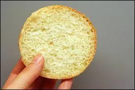 Je consiste à mettre un steak haché entre deux pains ronds. On peut mettre en dessous du steak une feuille de salade, du fromage, de la tomate... Sur le dessus de ce plat, sont éparpillées quelques graines de sésame. Je suis une spécialité incontournable des fast-food !