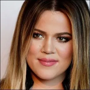 Quel est le prénom de la frangine de Kim Kardashian  ? (Celle qui se trouve sur cette photo, bien sûr ! )