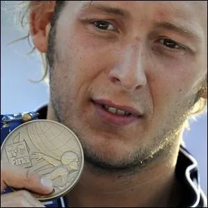 Cet ancien nageur professionnel vient lui aussi de sortir un livre, intitulé « Sexe, drogue et natation », dans lequel il critique pas mal de ses anciens camarades du bassin. De qui s'agit-il ?