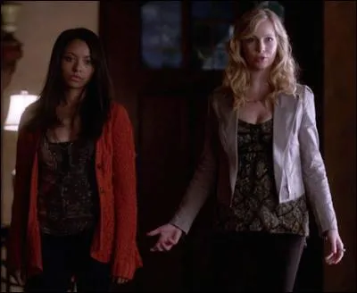 Dans quel épisode Elena apprend-elle qu'elle est asservie à Damon ?