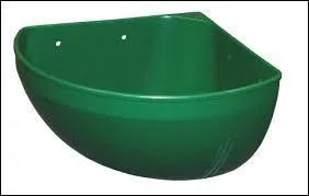 Il faut nettoyer régulièrement l'abreuvoir et la mangeoire car :