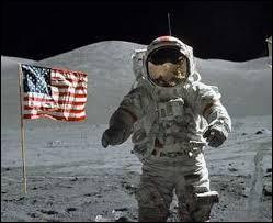 Retrouvez la date précise du jour où Neil Armstrong a marché pour la première fois sur la Lune.