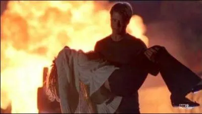 Quel personnage décède à la fin de la saison 3 et de quelle manière ?