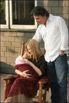 Où sont retournés vivre Sandy et Kirsten après que le tremblement de terre a anéanti leur maison ?