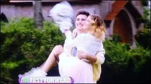 Pour l'anniversaire de Violetta, León lui offre :