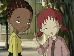 Qui est à côté de celle qui a les cheveux rouges ?