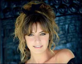 Avec qui Mélanie travaille-t-elle au bar et en salle ?