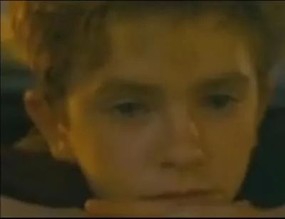 Quand Arthur est dans la voiture pour rentrer chez lui, comment fait-il pour rentrer chez son grand-père discrètement pour aider les Minimoys ?