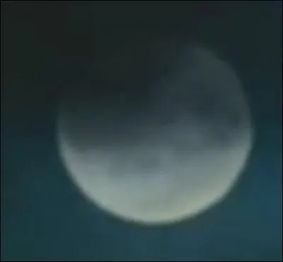 Arthur ne peut pas passer par le télescope car la Lune est cachée par des nuages. Comment fait-il alors ?