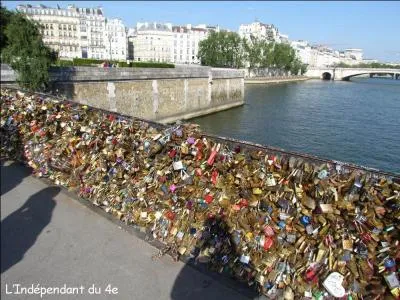 À Paris, quel est le pont dit "passerelle des amoureux" dont les deux rambardes grillagées sont recouvertes de cadenas ?