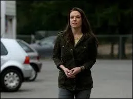 Quel mensonge relève-t-on dans les dires de Lily à Emma lors de leur première rencontre en tant qu'adultes ?