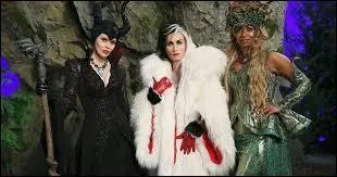 Parmi les trois, qui se sacrifie lorsque Rumple les a convoquées dans le château de Maléfique pour prendre un sort ?