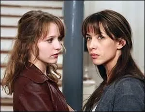 Pour quelle raison Lola part chez son père pendant quelques temps ?