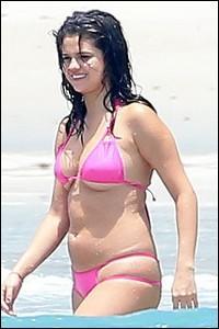Quelle star Disney Channel est apparue un peu boudinée dans son bikini ces derniers temps sur une plage du Mexique  ?