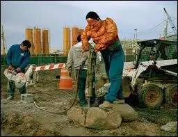 1) Manuvre : opération permettant la marche d'un appareil.
2) Manuvre : ouvrier exécutant des travaux sans apprentissage préalable.