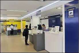 1) Poste : charge, fonction.
2) Poste : administration chargée du service de la correspondance.