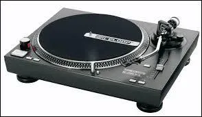 1) Platine : métal précieux.
2) Platine : support plat.