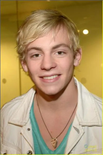 Il a aussi joué dans une autre série de Disney Channel, laquelle ?