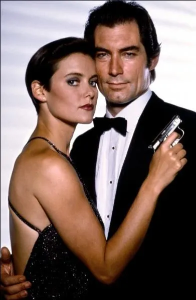 Complétez le titre de ce film de James Bond, "Permis de ....".