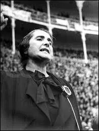 En 1936, qui devient le symbole de l'Espagne républicaine avec son célèbre "no pasaran" ?