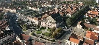 Nous survolons la ville midi-pyr&eacute;n&eacute;enne de Vic-en-Bigorre. Nous sommes dans le ciel du d&eacute;partement ...