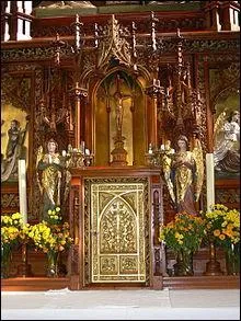 Quel est le nom du petit meuble qui abrite le ciboire contenant les hosties consacrées au cours de la messe ?