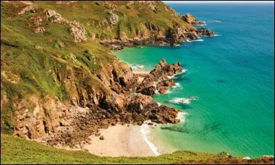 Sur quelle île britannique la ville de Saint-Pierre-Port se situe-t-elle ?