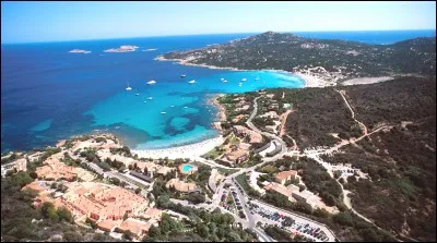 Dans quelle région italienne la ville de Porto Cervo, célèbre pour ses villas et ses yachts de milliardaires, se trouve-t-elle ?