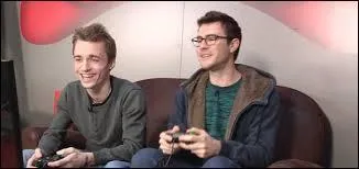 Comment s'appelle la chaîne où Cyprien et Squeezie testent des jeux vidéo ?